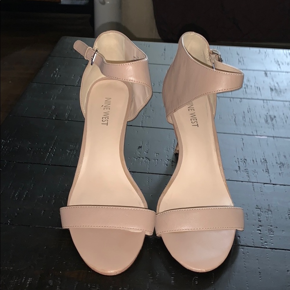 EUC - Nine West heels size 7 1/2M. Beige 3” heels